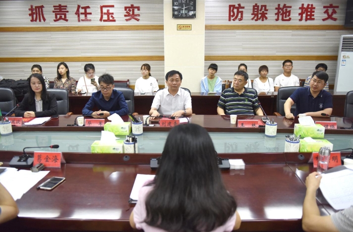 图为入读高等院校制药类专业贫困学生助学金项目捐赠仪式现场。记者蒋守福 摄.jpg
