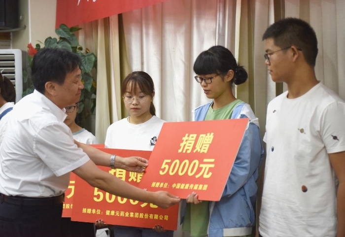 图为中国健康传媒集团副总经理刘建青（左一）为受助学生颁发助学金。记者蒋守福 摄.jpg