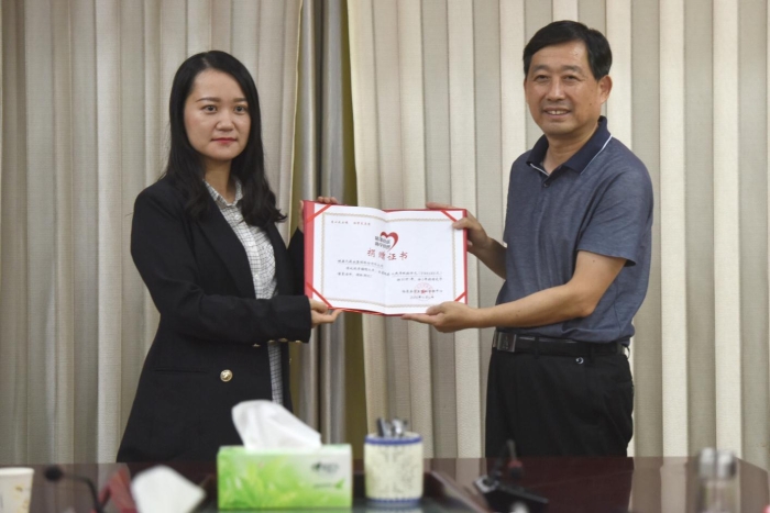 图为临泉县人民政府副县长葛金海（右）为健康元药业集团股份有限公司颁发捐赠证书。记者蒋守福 摄.jpg