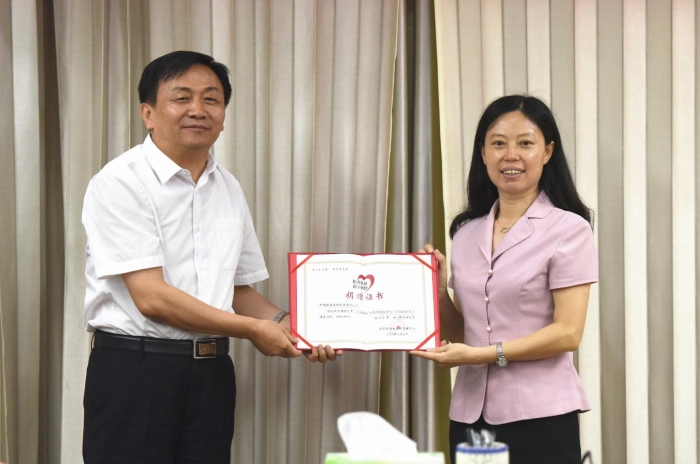 图为临泉县委常委、县人民政府副县长张艳琴（右）为中国健康传媒集团颁发捐赠证书。记者蒋守福 摄.jpg