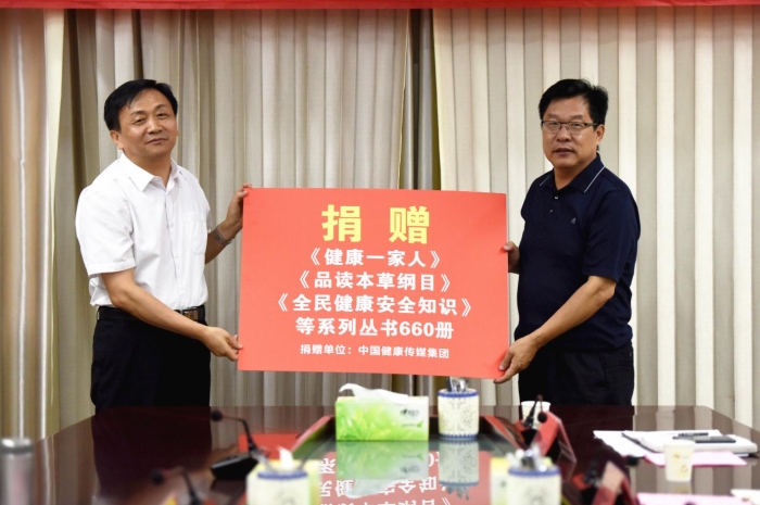 图为中国健康传媒集团副总经理刘建青（左）向临泉县市场监管局捐赠系列科普丛书。记者蒋守福 摄.jpg