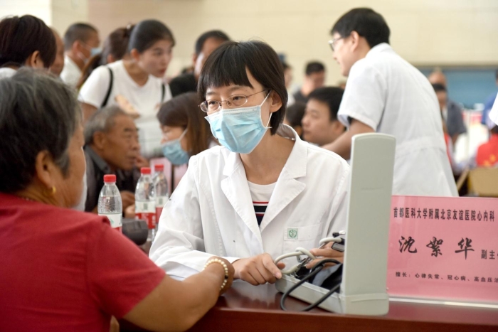 图为药师、医师公众咨询活动现场。潘迪 摄.jpg