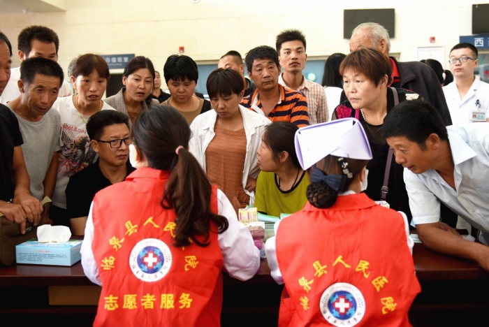 图为药师、医师公众咨询活动现场。潘迪 摄1.jpg