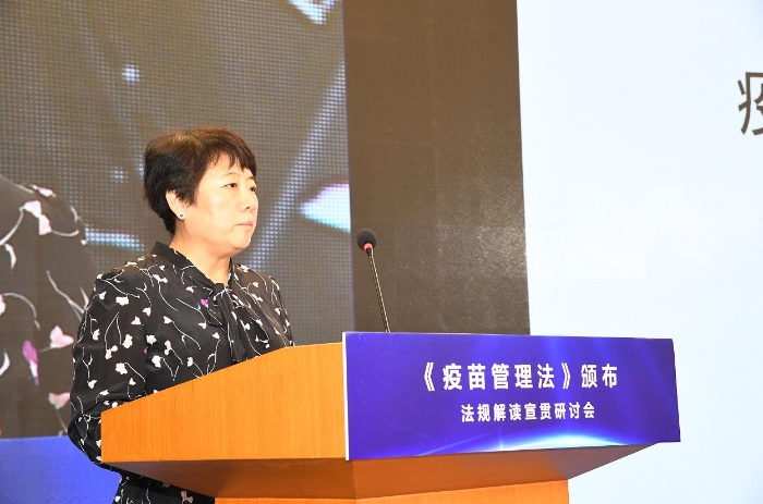 图为国家药监局政策法规司副司长吴利雅介绍疫苗管理法立法情况。邓桥 摄.jpg 图为国家药监局政策法规司副司长吴利雅介绍疫苗管理法立法情况。邓桥 摄.jpg