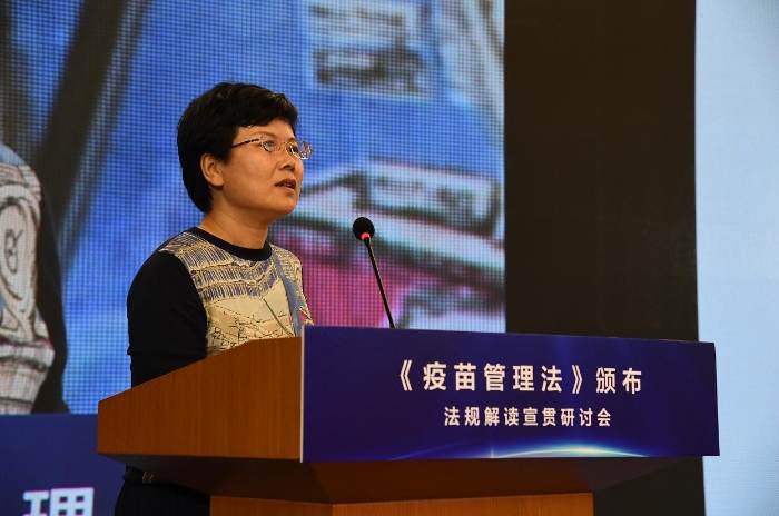 图为国家药监局药品注册司副巡视员李芳介绍《疫苗管理法》关于疫苗注册管理的有关要求。邓桥 摄.jpg 图为国家药监局药品注册司副巡视员李芳介绍《疫苗管理法》关于疫苗注册管理的有关要求。邓桥 摄.jpg