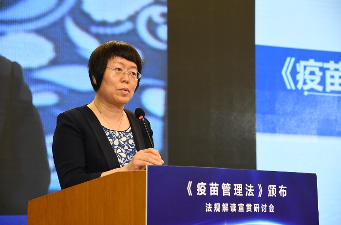 图为国家药监局食品药品审核查验中心副主任董江萍介绍疫苗上市许可持有人的法律责任。邓桥 摄.jpg 图为国家药监局食品药品审核查验中心副主任董江萍介绍疫苗上市许可持有人的法律责任。邓桥 摄.jpg