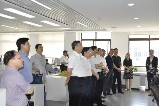 来访客人参观食安在线网站 周游摄.jpg 来访客人参观食安在线网站 周游摄.jpg