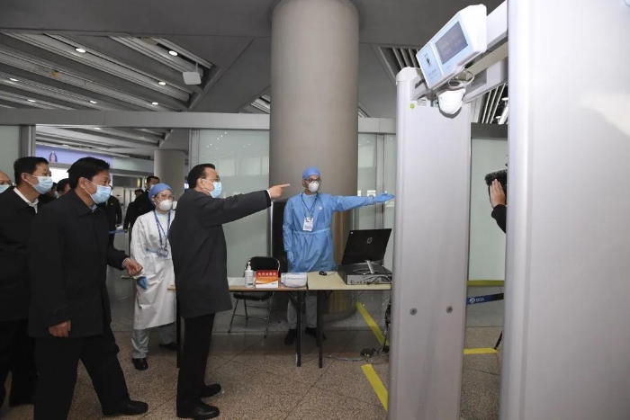 李克强考察首都国际机场：保证人员往来有序安全