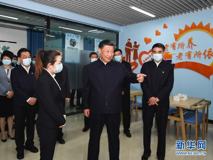 6月7日至9日,中共中央总书记、国家主席、中央军委主席习近平在青海考察。这是7日下午,习近平在西宁市城西区文汇路街道文亭巷社区幸福食堂,了解社区向老年人提供餐饮服务情况。新华社记者 燕雁 摄 6月7日至9日,中共中央总书记、国家主席、中央军委主席习近平在青海考察。这是7日下午,习近平在西宁市城西区文汇路街道文亭巷社区幸福食堂,了解社区向老年人提供餐饮服务情况。新华社记者 燕雁 摄