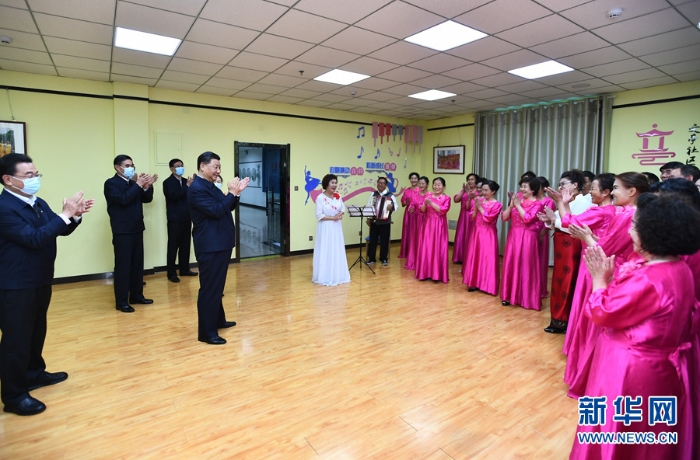 6月7日至9日,中共中央总书记、国家主席、中央军委主席习近平在青海考察。这是7日下午,习近平在西宁市城西区文汇路街道文亭巷社区舞蹈室,观看退休人员歌曲排练。新华社记者 谢环驰 摄 6月7日至9日,中共中央总书记、国家主席、中央军委主席习近平在青海考察。这是7日下午,习近平在西宁市城西区文汇路街道文亭巷社区舞蹈室,观看退休人员歌曲排练。新华社记者 谢环驰 摄