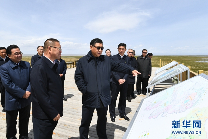 6月7日至9日,中共中央总书记、国家主席、中央军委主席习近平在青海考察。这是8日下午,习近平在海北藏族自治州刚察县青海湖仙女湾,了解青海省加强祁连山地区和青海湖生态环境保护等情况。新华社记者 谢环驰 摄 6月7日至9日,中共中央总书记、国家主席、中央军委主席习近平在青海考察。这是8日下午,习近平在海北藏族自治州刚察县青海湖仙女湾,了解青海省加强祁连山地区和青海湖生态环境保护等情况。新华社记者 谢环驰 摄