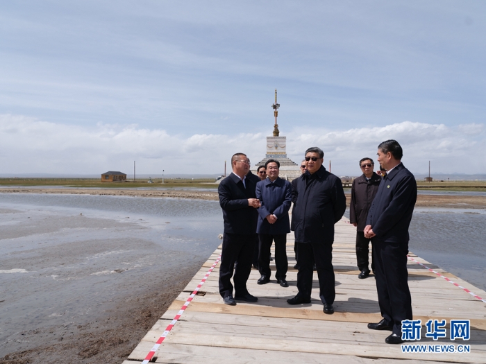 6月7日至9日,中共中央总书记、国家主席、中央军委主席习近平在青海考察。这是8日下午,习近平在海北藏族自治州刚察县青海湖仙女湾考察。新华社记者 李学仁 摄 6月7日至9日,中共中央总书记、国家主席、中央军委主席习近平在青海考察。这是8日下午,习近平在海北藏族自治州刚察县青海湖仙女湾考察。新华社记者 李学仁 摄