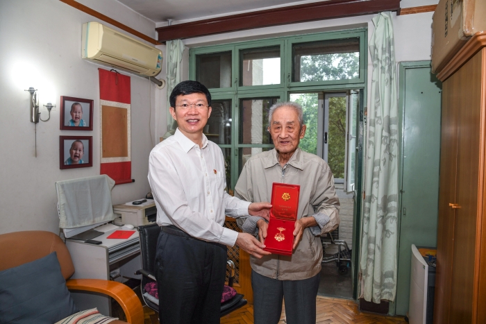 国家药监局党组“七一”前夕走访慰问老党员并颁发“光荣在党50年”纪念章