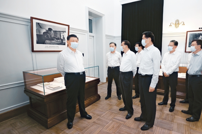 2021年6月25日,中共中央政治局就用好红色资源、赓续红色血脉举行第三十一次集体学习。这次集体学习采取参观和讨论相结合的形式,这是习近平、李克强、栗战书、汪洋、王沪宁、赵乐际、韩正等在中南海丰泽园参观毛泽东同志故居。 新华社记者 鞠鹏/摄 2021年6月25日,中共中央政治局就用好红色资源、赓续红色血脉举行第三十一次集体学习。这次集体学习采取参观和讨论相结合的形式,这是习近平、李克强、栗战书、汪洋、王沪宁、赵乐际、韩正等在中南海丰泽园参观毛泽东同志故居。 新华社记者 鞠鹏/摄