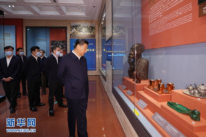7月16日,中共中央总书记、国家主席、中央军委主席习近平在中央礼品文物管理中心参观“友好往来 命运与共——党和国家领导人外交活动礼品展”。新华社记者 李学仁 摄 7月16日,中共中央总书记、国家主席、中央军委主席习近平在中央礼品文物管理中心参观“友好往来 命运与共——党和国家领导人外交活动礼品展”。新华社记者 李学仁 摄
