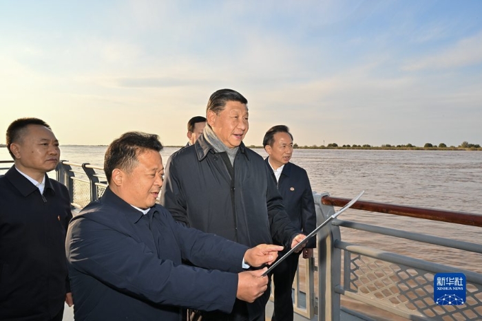 10月22日下午，中共中央总书记、国家主席、中央军委主席习近平在山东省济南市主持召开深入推动黄河流域生态保护和高质量发展座谈会并发表重要讲话。这是座谈会前，习近平20日下午在东营市黄河入海口考察。 新华社记者 李学仁 摄