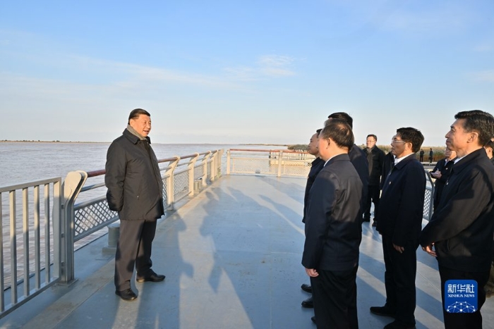 10月22日下午,中共中央总书记、国家主席、中央军委主席习近平在山东省济南市主持召开深入推动黄河流域生态保护和高质量发展座谈会并发表重要讲话。这是座谈会前,习近平20日下午在东营市黄河入海口考察。 新华社记者 李学仁 摄 10月22日下午,中共中央总书记、国家主席、中央军委主席习近平在山东省济南市主持召开深入推动黄河流域生态保护和高质量发展座谈会并发表重要讲话。这是座谈会前,习近平20日下午在东营市黄河入海口考察。 新华社记者 李学仁 摄