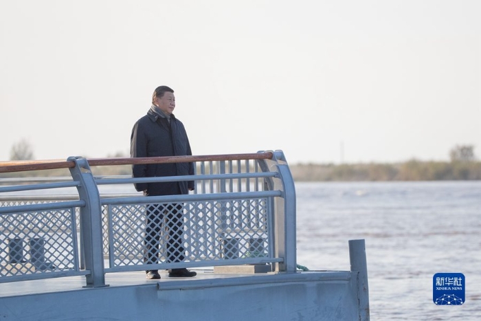 10月22日下午,中共中央总书记、国家主席、中央军委主席习近平在山东省济南市主持召开深入推动黄河流域生态保护和高质量发展座谈会并发表重要讲话。这是座谈会前,习近平20日下午在东营市黄河入海口考察。 新华社记者 王晔 摄 10月22日下午,中共中央总书记、国家主席、中央军委主席习近平在山东省济南市主持召开深入推动黄河流域生态保护和高质量发展座谈会并发表重要讲话。这是座谈会前,习近平20日下午在东营市黄河入海口考察。 新华社记者 王晔 摄