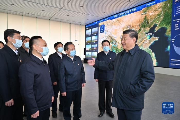 10月22日下午，中共中央总书记、国家主席、中央军委主席习近平在山东省济南市主持召开深入推动黄河流域生态保护和高质量发展座谈会并发表重要讲话。这是座谈会前，习近平20日下午在东营市黄河三角洲生态监测中心考察。 新华社记者 李学仁 摄