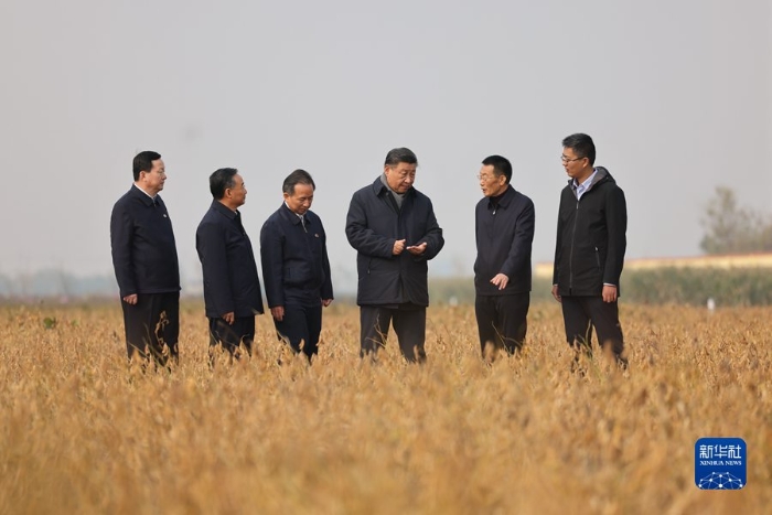 10月22日下午,中共中央总书记、国家主席、中央军委主席习近平在山东省济南市主持召开深入推动黄河流域生态保护和高质量发展座谈会并发表重要讲话。这是座谈会前,习近平21日上午在东营市黄河三角洲农业高新技术产业示范区考察时,走进田间察看大豆长势。 新华社记者 王晔 摄 10月22日下午,中共中央总书记、国家主席、中央军委主席习近平在山东省济南市主持召开深入推动黄河流域生态保护和高质量发展座谈会并发表重要讲话。这是座谈会前,习近平21日上午在东营市黄河三角洲农业高新技术产业示范区考察时,走进田间察看大豆长势。 新华社记者 王晔 摄