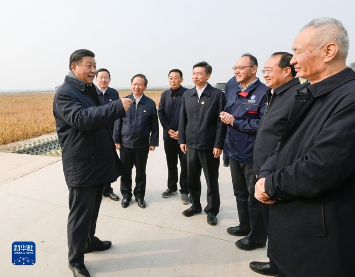 10月22日下午,中共中央总书记、国家主席、中央军委主席习近平在山东省济南市主持召开深入推动黄河流域生态保护和高质量发展座谈会并发表重要讲话。这是座谈会前,习近平21日上午在东营市黄河三角洲农业高新技术产业示范区考察。 新华社记者 李学仁 摄 10月22日下午,中共中央总书记、国家主席、中央军委主席习近平在山东省济南市主持召开深入推动黄河流域生态保护和高质量发展座谈会并发表重要讲话。这是座谈会前,习近平21日上午在东营市黄河三角洲农业高新技术产业示范区考察。 新华社记者 李学仁 摄