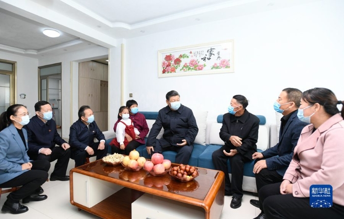 10月22日下午,中共中央总书记、国家主席、中央军委主席习近平在山东省济南市主持召开深入推动黄河流域生态保护和高质量发展座谈会并发表重要讲话。这是座谈会前,习近平21日上午在东营市垦利区董集镇杨庙社区居民许建峰家,同一家三代人围坐交谈。 新华社记者 李学仁 摄 10月22日下午,中共中央总书记、国家主席、中央军委主席习近平在山东省济南市主持召开深入推动黄河流域生态保护和高质量发展座谈会并发表重要讲话。这是座谈会前,习近平21日上午在东营市垦利区董集镇杨庙社区居民许建峰家,同一家三代人围坐交谈。 新华社记者 李学仁 摄