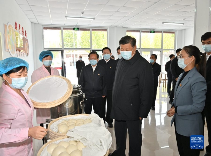 10月22日下午,中共中央总书记、国家主席、中央军委主席习近平在山东省济南市主持召开深入推动黄河流域生态保护和高质量发展座谈会并发表重要讲话。这是座谈会前,习近平21日上午在东营市垦利区董集镇杨庙社区考察。 新华社记者 李学仁 摄 10月22日下午,中共中央总书记、国家主席、中央军委主席习近平在山东省济南市主持召开深入推动黄河流域生态保护和高质量发展座谈会并发表重要讲话。这是座谈会前,习近平21日上午在东营市垦利区董集镇杨庙社区考察。 新华社记者 李学仁 摄