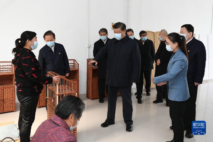 10月22日下午,中共中央总书记、国家主席、中央军委主席习近平在山东省济南市主持召开深入推动黄河流域生态保护和高质量发展座谈会并发表重要讲话。这是座谈会前,习近平21日上午在东营市垦利区董集镇杨庙社区考察。 新华社记者 谢环驰 摄 10月22日下午,中共中央总书记、国家主席、中央军委主席习近平在山东省济南市主持召开深入推动黄河流域生态保护和高质量发展座谈会并发表重要讲话。这是座谈会前,习近平21日上午在东营市垦利区董集镇杨庙社区考察。 新华社记者 谢环驰 摄