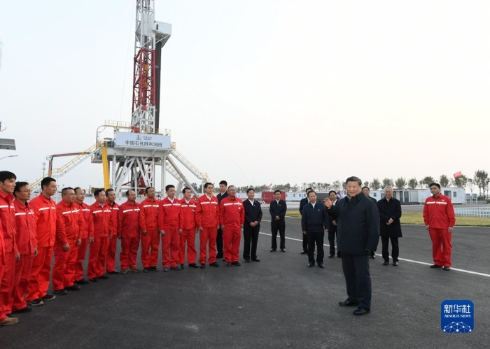 10月22日下午,中共中央总书记、国家主席、中央军委主席习近平在山东省济南市主持召开深入推动黄河流域生态保护和高质量发展座谈会并发表重要讲话。这是座谈会前,习近平21日下午在位于东营市莱州湾的胜利油田莱113区块考察时,同工人们亲切交流。 新华社记者 李学仁 摄 10月22日下午,中共中央总书记、国家主席、中央军委主席习近平在山东省济南市主持召开深入推动黄河流域生态保护和高质量发展座谈会并发表重要讲话。这是座谈会前,习近平21日下午在位于东营市莱州湾的胜利油田莱113区块考察时,同工人们亲切交流。 新华社记者 李学仁 摄