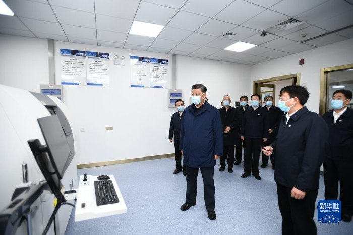 10月22日下午,中共中央总书记、国家主席、中央军委主席习近平在山东省济南市主持召开深入推动黄河流域生态保护和高质量发展座谈会并发表重要讲话。这是座谈会前,习近平21日下午在东营市胜利油田勘探开发研究院页岩油实验室考察自主创新情况。 新华社记者 谢环驰 摄 10月22日下午,中共中央总书记、国家主席、中央军委主席习近平在山东省济南市主持召开深入推动黄河流域生态保护和高质量发展座谈会并发表重要讲话。这是座谈会前,习近平21日下午在东营市胜利油田勘探开发研究院页岩油实验室考察自主创新情况。 新华社记者 谢环驰 摄