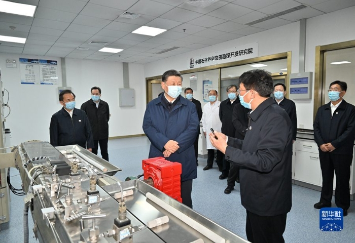 10月22日下午,中共中央总书记、国家主席、中央军委主席习近平在山东省济南市主持召开深入推动黄河流域生态保护和高质量发展座谈会并发表重要讲话。这是座谈会前,习近平21日下午在东营市胜利油田勘探开发研究院二氧化碳气驱实验室考察自主创新情况。 新华社记者 李学仁 摄 10月22日下午,中共中央总书记、国家主席、中央军委主席习近平在山东省济南市主持召开深入推动黄河流域生态保护和高质量发展座谈会并发表重要讲话。这是座谈会前,习近平21日下午在东营市胜利油田勘探开发研究院二氧化碳气驱实验室考察自主创新情况。 新华社记者 李学仁 摄