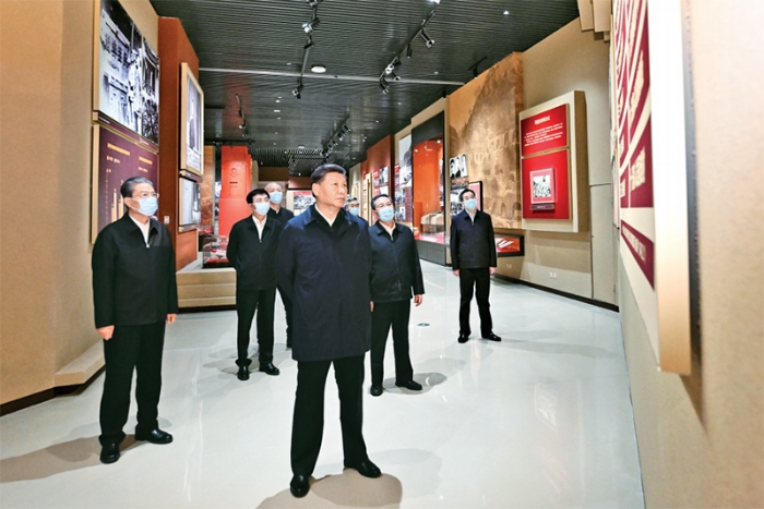 2022年10月27日,中共中央总书记、国家主席、中央军委主席习近平带领中共中央政治局常委李强、赵乐际、王沪宁、蔡奇、丁薛祥、李希,瞻仰延安革命纪念地。这是习近平等在延安革命纪念馆,参观《伟大历程——中共中央在延安十三年历史陈列》。新华社记者 燕雁/摄 2022年10月27日,中共中央总书记、国家主席、中央军委主席习近平带领中共中央政治局常委李强、赵乐际、王沪宁、蔡奇、丁薛祥、李希,瞻仰延安革命纪念地。这是习近平等在延安革命纪念馆,参观《伟大历程——中共中央在延安十三年历史陈列》。新华社记者 燕雁/摄