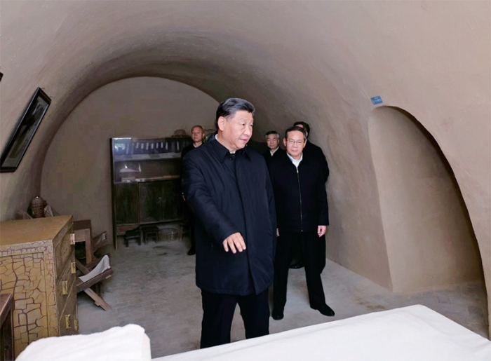 2022年10月27日,中共中央总书记、国家主席、中央军委主席习近平带领中共中央政治局常委李强、赵乐际、王沪宁、蔡奇、丁薛祥、李希,瞻仰延安革命纪念地。这是习近平等在杨家岭参观毛泽东旧居。新华社记者 鞠鹏/摄 2022年10月27日,中共中央总书记、国家主席、中央军委主席习近平带领中共中央政治局常委李强、赵乐际、王沪宁、蔡奇、丁薛祥、李希,瞻仰延安革命纪念地。这是习近平等在杨家岭参观毛泽东旧居。新华社记者 鞠鹏/摄