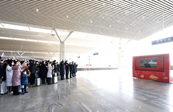 1月18日,中共中央总书记、国家主席、中央军委主席习近平在北京通过视频连线看望慰问基层干部群众,向全国各族人民致以新春的美好祝福。这是习近平通过视频连线,同郑州东站铁路客运干部职工和旅客亲切交流。新华社记者 燕雁 摄 1月18日,中共中央总书记、国家主席、中央军委主席习近平在北京通过视频连线看望慰问基层干部群众,向全国各族人民致以新春的美好祝福。这是习近平通过视频连线,同郑州东站铁路客运干部职工和旅客亲切交流。新华社记者 燕雁 摄