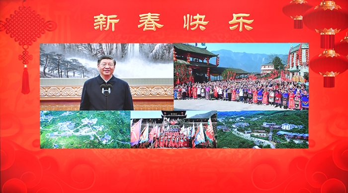 1月18日,中共中央总书记、国家主席、中央军委主席习近平在北京通过视频连线看望慰问基层干部群众,向全国各族人民致以新春的美好祝福。这是习近平通过视频连线,同四川省绵阳市北川羌族自治县石椅村的乡亲们和游客亲切交流。新华社记者 李涛 摄 1月18日,中共中央总书记、国家主席、中央军委主席习近平在北京通过视频连线看望慰问基层干部群众,向全国各族人民致以新春的美好祝福。这是习近平通过视频连线,同四川省绵阳市北川羌族自治县石椅村的乡亲们和游客亲切交流。新华社记者 李涛 摄