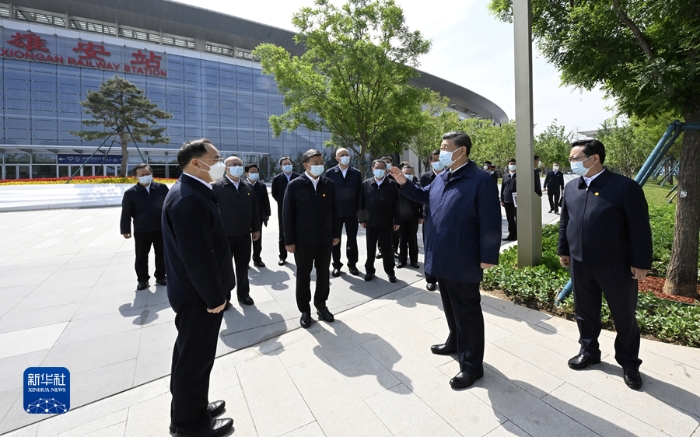 5月10日，中共中央总书记、国家主席、中央军委主席习近平在河北省雄安新区考察，并主持召开高标准高质量推进雄安新区建设座谈会。这是10日上午，习近平在雄安站考察。新华社记者 李学仁 摄