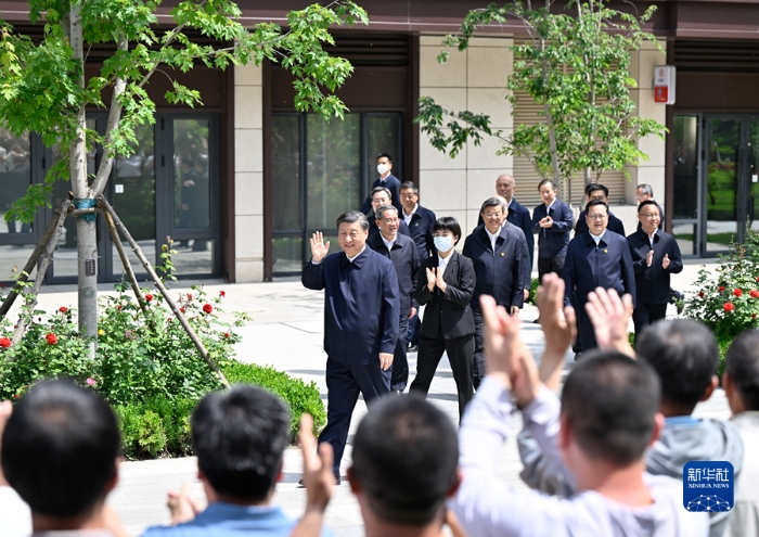 5月10日，中共中央总书记、国家主席、中央军委主席习近平在河北省雄安新区考察，并主持召开高标准高质量推进雄安新区建设座谈会。这是10日上午，习近平在容东片区南文营社区考察时向社区居民挥手致意。新华社记者 殷博古 摄
