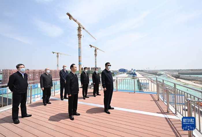 5月10日，中共中央总书记、国家主席、中央军委主席习近平在河北省雄安新区考察，并主持召开高标准高质量推进雄安新区建设座谈会。这是10日上午，习近平在雄安城际站及国贸中心项目建设现场考察。新华社记者 燕雁 摄
