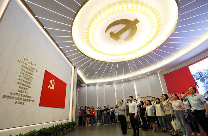 党员在上海中共一大纪念馆里重温入党誓词(2021年6月3日摄)。新华社记者 刘颖 摄 党员在上海中共一大纪念馆里重温入党誓词(2021年6月3日摄)。新华社记者 刘颖 摄