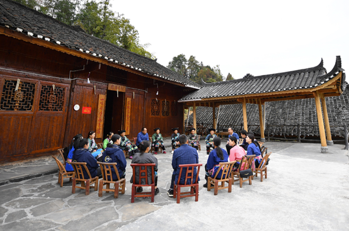 这是2022年11月15日拍摄的湖南省花垣县十八洞村“院坝小讲堂”活动现场。新华社记者 陈振海 摄 这是2022年11月15日拍摄的湖南省花垣县十八洞村“院坝小讲堂”活动现场。新华社记者 陈振海 摄