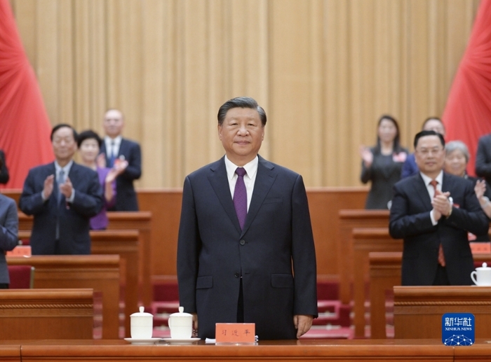 8月31日，第十一次全国归侨侨眷代表大会在北京人民大会堂开幕。这是中共中央总书记、国家主席、中央军委主席习近平在主席台向与会代表致意。新华社记者 李学仁 摄