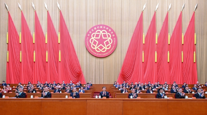 8月31日，第十一次全国归侨侨眷代表大会在北京人民大会堂开幕。习近平、李强、赵乐际、王沪宁、蔡奇、丁薛祥、李希、韩正等在主席台就座，祝贺大会召开。新华社记者 谢环驰 摄