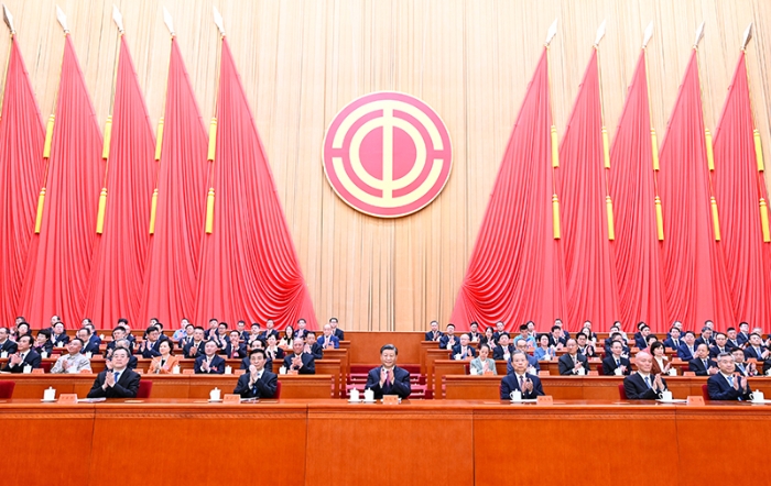 10月9日，中国工会第十八次全国代表大会在北京人民大会堂开幕。习近平、赵乐际、王沪宁、蔡奇、丁薛祥、李希等在主席台就座，祝贺大会召开。新华社记者 申宏 摄