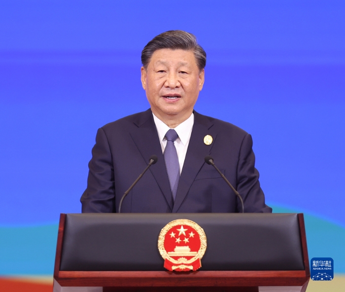10月17日晚，国家主席习近平和夫人彭丽媛在北京人民大会堂举行宴会，欢迎来华出席第三届“一带一路”国际合作高峰论坛的国际贵宾。这是习近平发表致辞，代表中国政府和中国人民对各位嘉宾出席第三届“一带一路”国际合作高峰论坛表示热烈欢迎。新华社记者 鞠鹏 摄