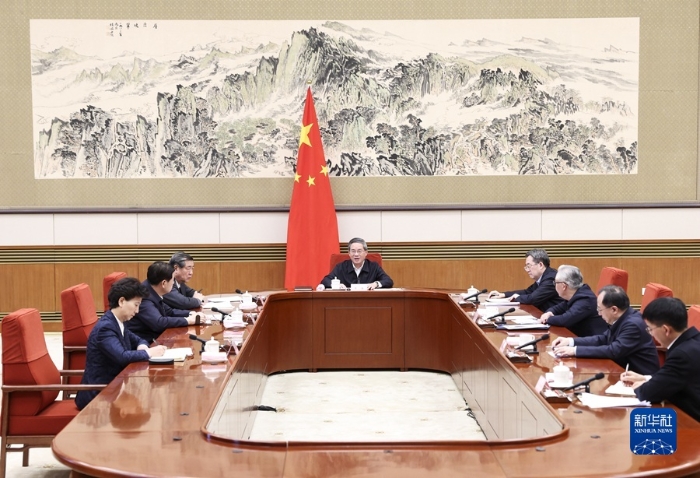 12月20日上午，国务院以“打造市场化法治化国际化一流营商环境，持续激发市场活力和社会创造力”为主题，进行第五次专题学习。国务院总理李强主持专题学习。新华社记者 庞兴雷 摄