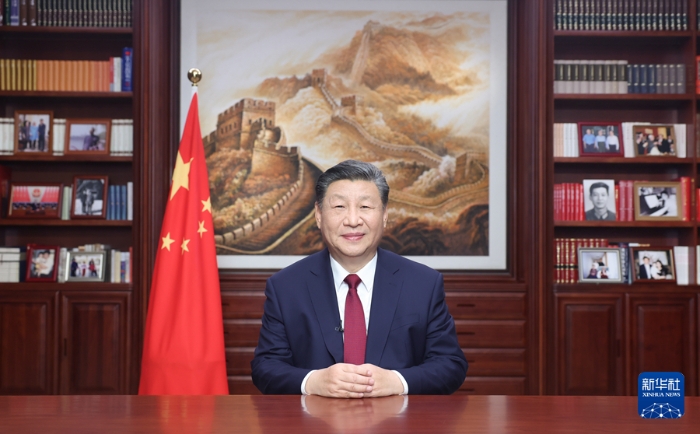 新年前夕，国家主席习近平通过中央广播电视总台和互联网，发表二〇二四年新年贺词。 新华社记者 鞠鹏 摄
