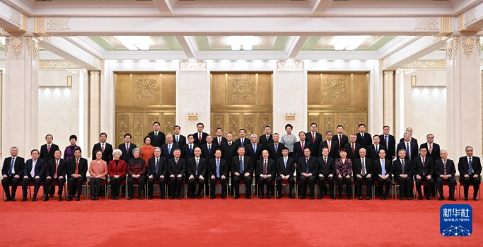 2月7日，习近平、王沪宁、蔡奇、丁薛祥等在北京人民大会堂同党外人士欢聚一堂，共迎佳节。这是习近平等同大家合影留念。新华社记者 谢环驰 摄