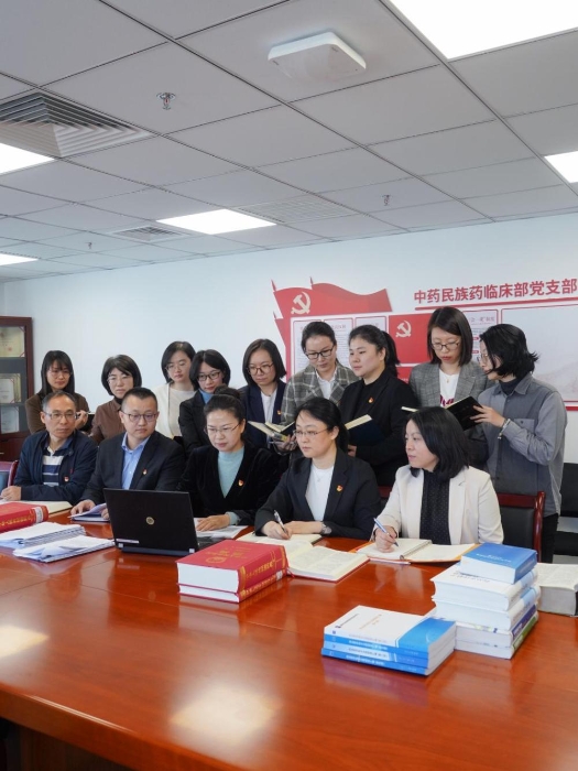 图为国家药品监督管理局药品审评中心中药民族药临床部员工研究讨论如何加快中药创新药审评、促进中药新药上市(2023年11月9日摄)。 图为国家药品监督管理局药品审评中心中药民族药临床部员工研究讨论如何加快中药创新药审评、促进中药新药上市(2023年11月9日摄)。