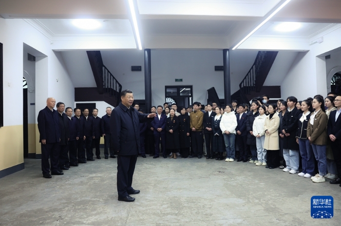 3月18日至21日，中共中央总书记、国家主席、中央军委主席习近平在湖南考察。这是18日下午，习近平在湖南第一师范学院（城南书院校区）考察时，同师生代表亲切交流。新华社记者 鞠鹏 摄