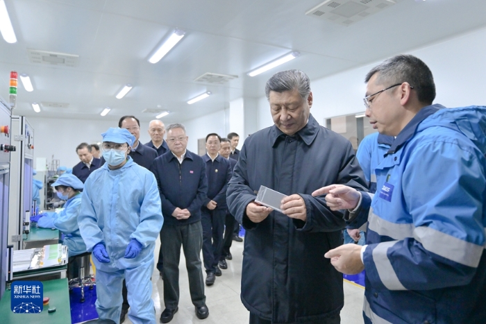 3月18日至21日，中共中央总书记、国家主席、中央军委主席习近平在湖南考察。这是18日下午，习近平在中德合资企业巴斯夫杉杉电池材料有限公司考察。新华社记者 谢环驰 摄
